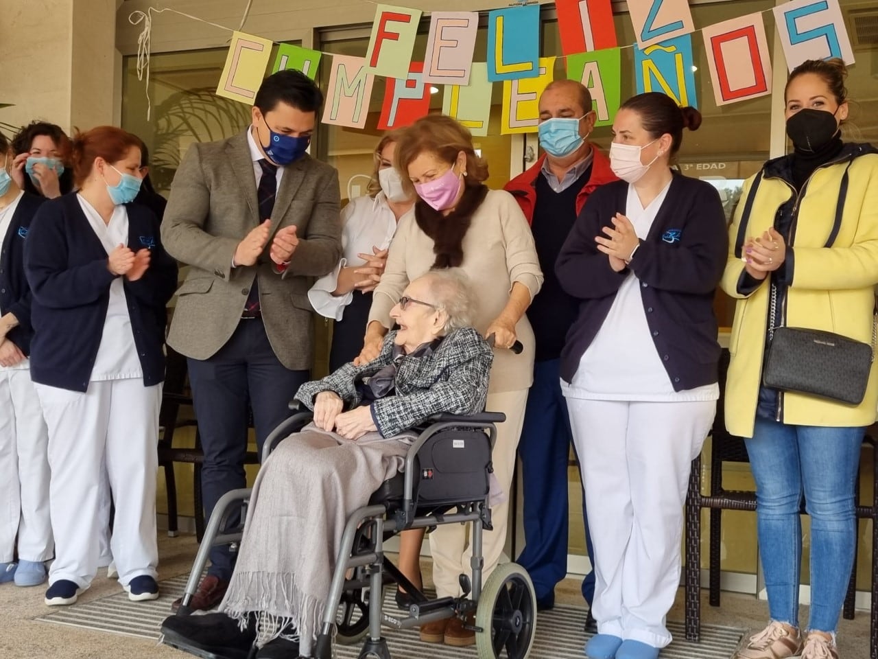 Fiesta en Santiago de La Ribera para una vecina que ha cumplido sus 100 años de vida