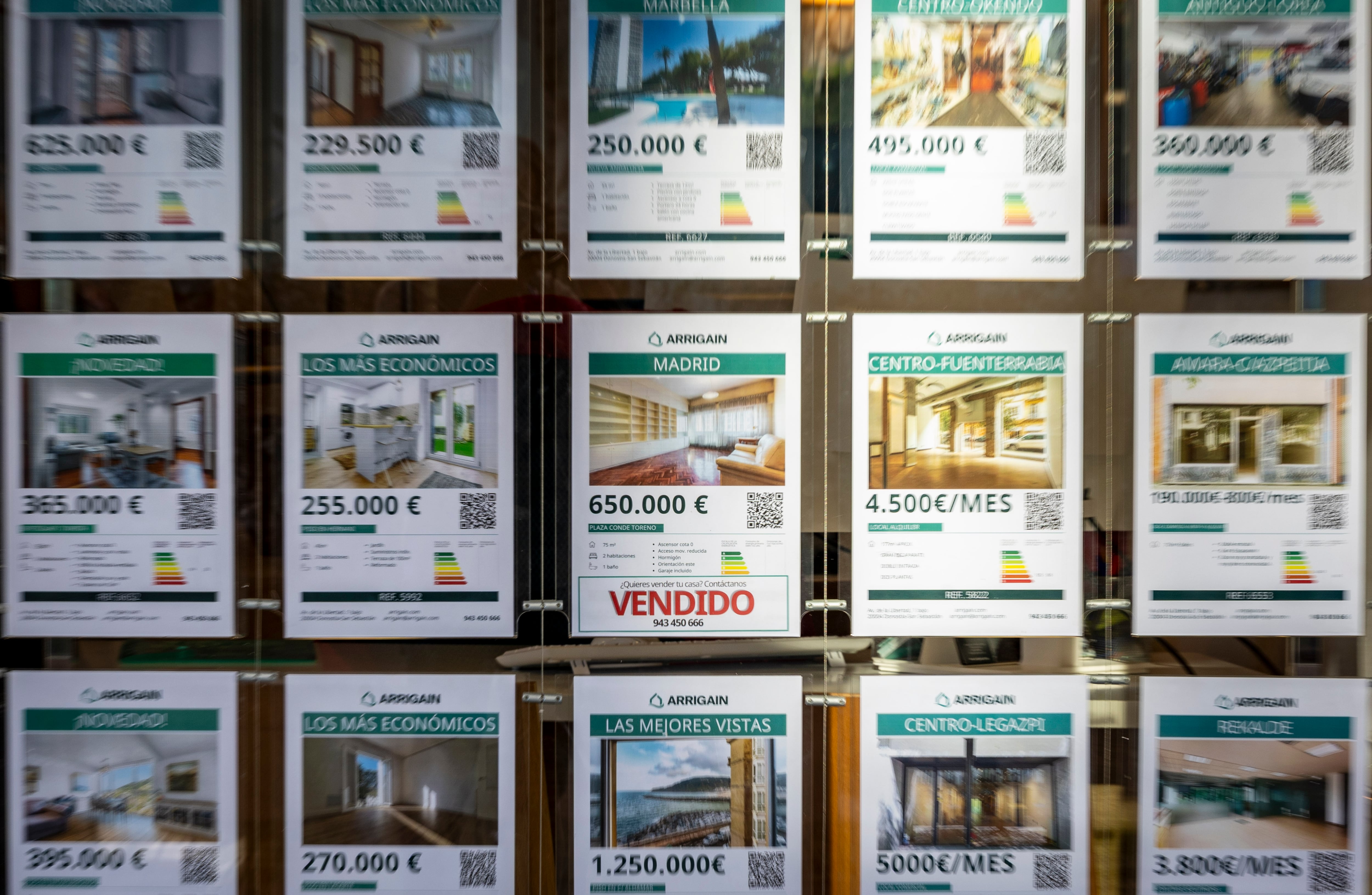 FOTODELDÍA SAN SEBASTIÁN, 10/11/2025.- Vista del escaparate de una inmobiliaria en San Sebastián este lunes, en el que según los datos del Instituto Nacional de Estadística (INE) el importe medio de una hipoteca para la compra de vivienda ha pasado en una década, entre agosto de 2015 y el mismo mes de este año, un incremento del 45 %. En este periodo el importe medio de la hipoteca ha pasado en el conjunto de España de algo más de 100.000 euros a cerca de 170.000, lo que supone casi el 63 %, un porcentaje que en algunas comunidades autónomas, como Madrid y Andalucía, se ha disparado por encima del 70 %. EFE/Javier Etxezarreta
