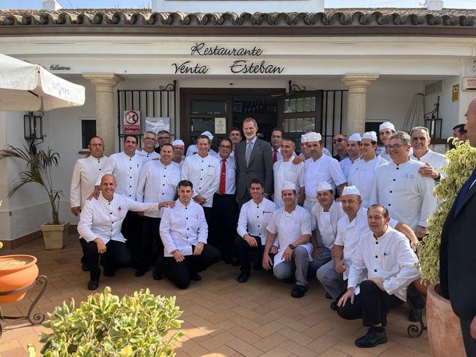 Felipe VI junto a la plantilla de la Venta Esteban