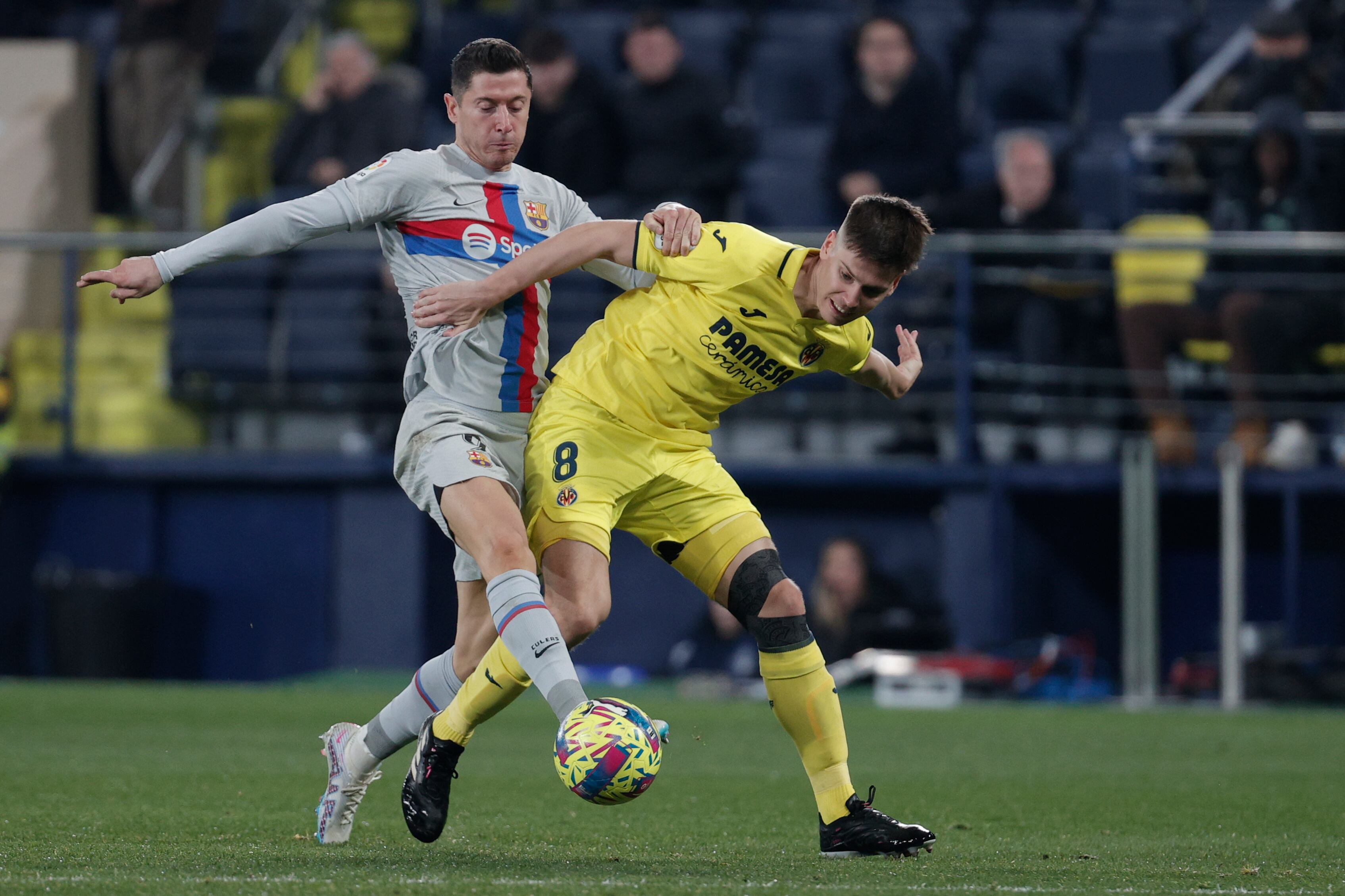 Robert Lewandowski y Juan Foyth durante el Villarreal CF - FC Barcelona de la temporada pasada
