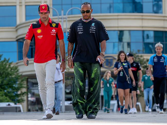 Carlos Sainz y Lewis Hamilton durante la previa del GP de Azerbaijan en el circuito de Bakú. (Photo by Michael Potts/BSR Agency/Getty Images)