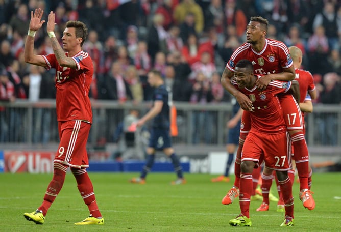 Los jugadores del Bayern Múnich Mario Mandzukic (i), David Alaba (c) y Jerome Boateng (d) celebran la victoria ante el Manchester United