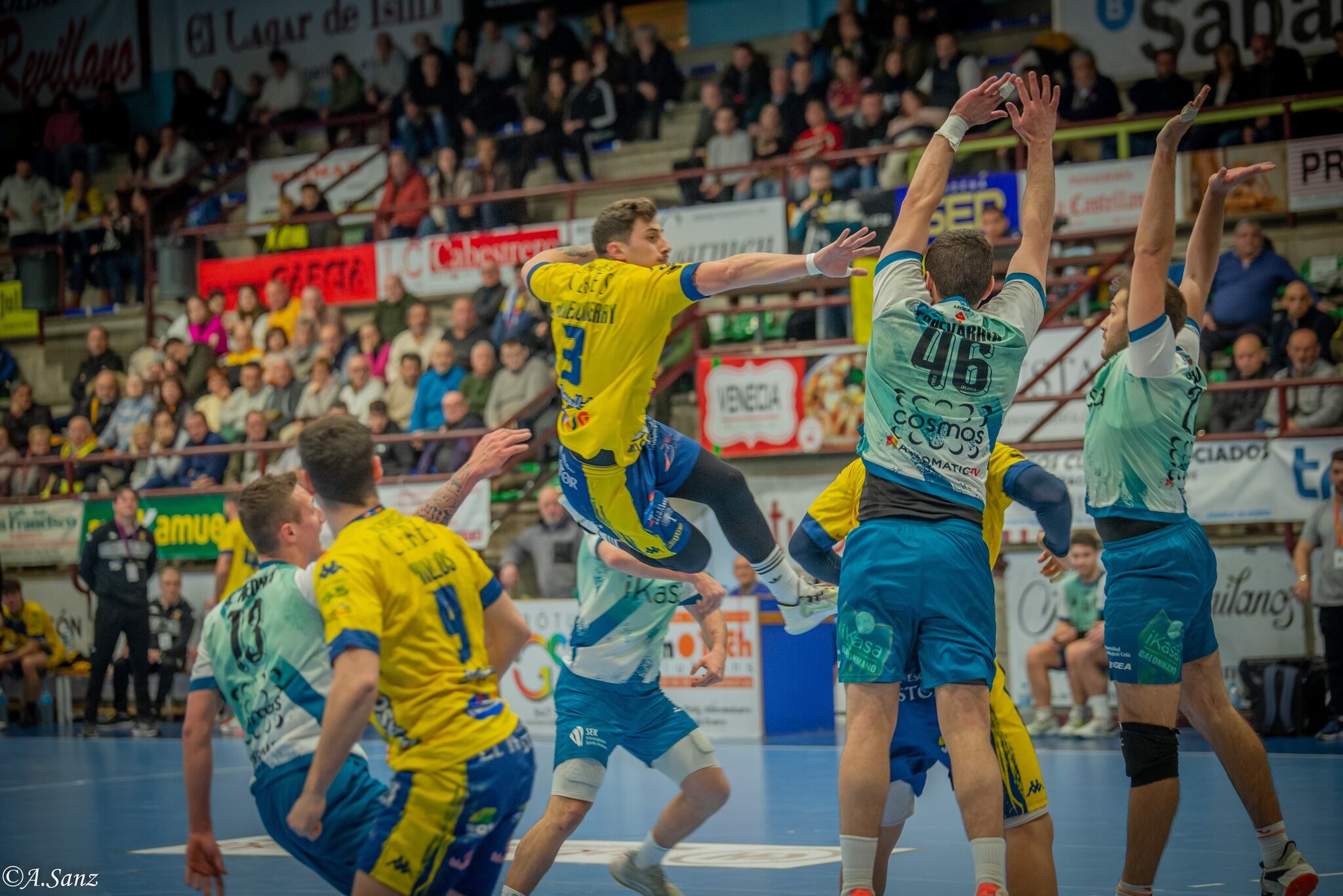 Mauro se levanta para lanzar en una acción de ataque ante Ikasa en el Príncipe