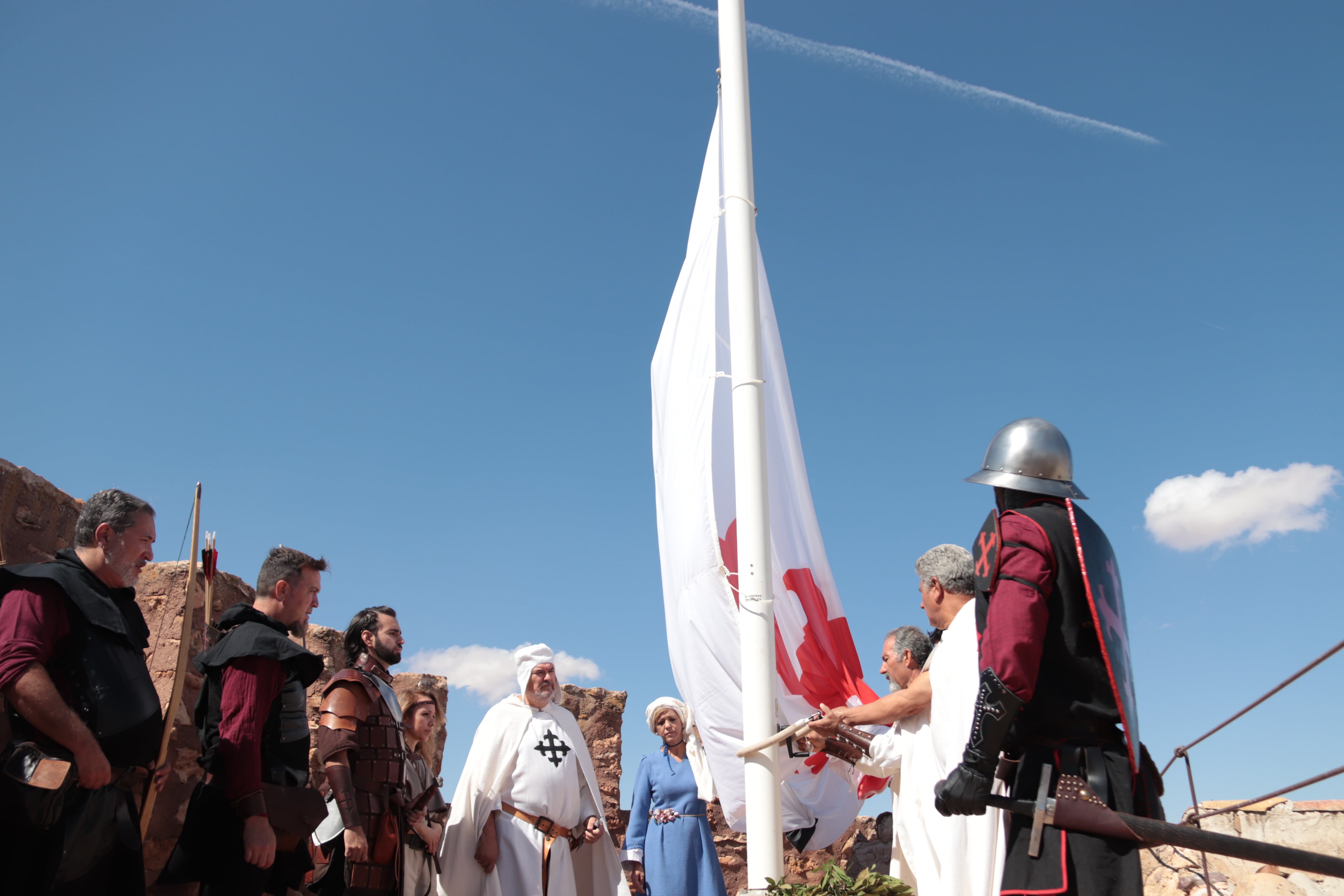 Imagen del izado de la bandera en el Castillo de Pilas Bonas de Manzanares (Ciudad Real)