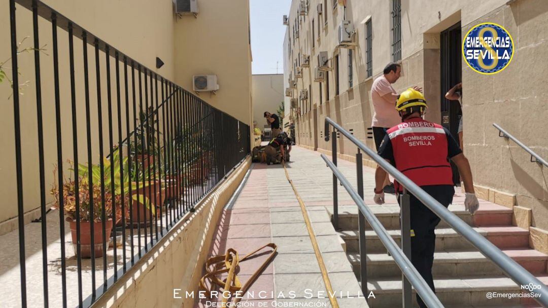 Bomberos acuden al lugar del incendio, en un inmueble de la calle San Luis