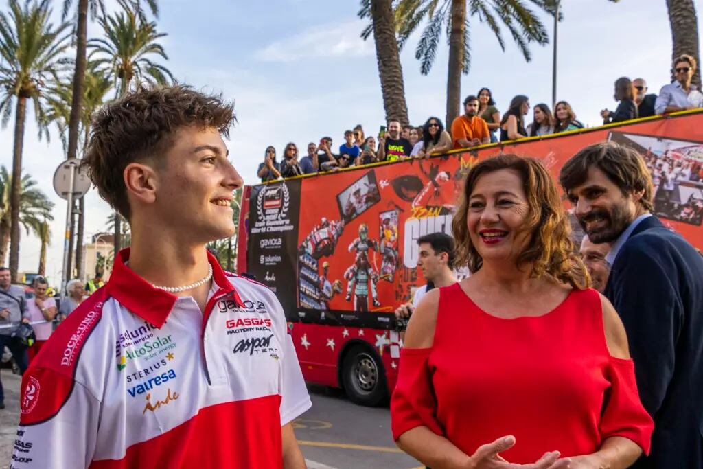 El piloto español Izan Guevara (GasGas) ganador del título mundial de Moto3, junto a la presidenta de Baleares, Francina Armengol (d) a su llegada al Consulat del Mar en Palma de Mallorca este sábado donde se le realiza un homenaje por su título. EFE/ Cati Cladera