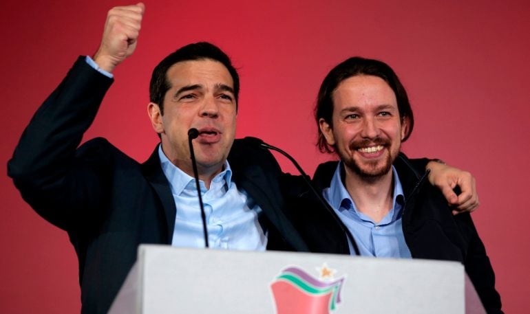 El líder de Syriza, Alexis Tsipras, acompañado por Pablo Iglesias, durante el cierre de campaña de las eleciones anticipadas del pasado mes de enero. 