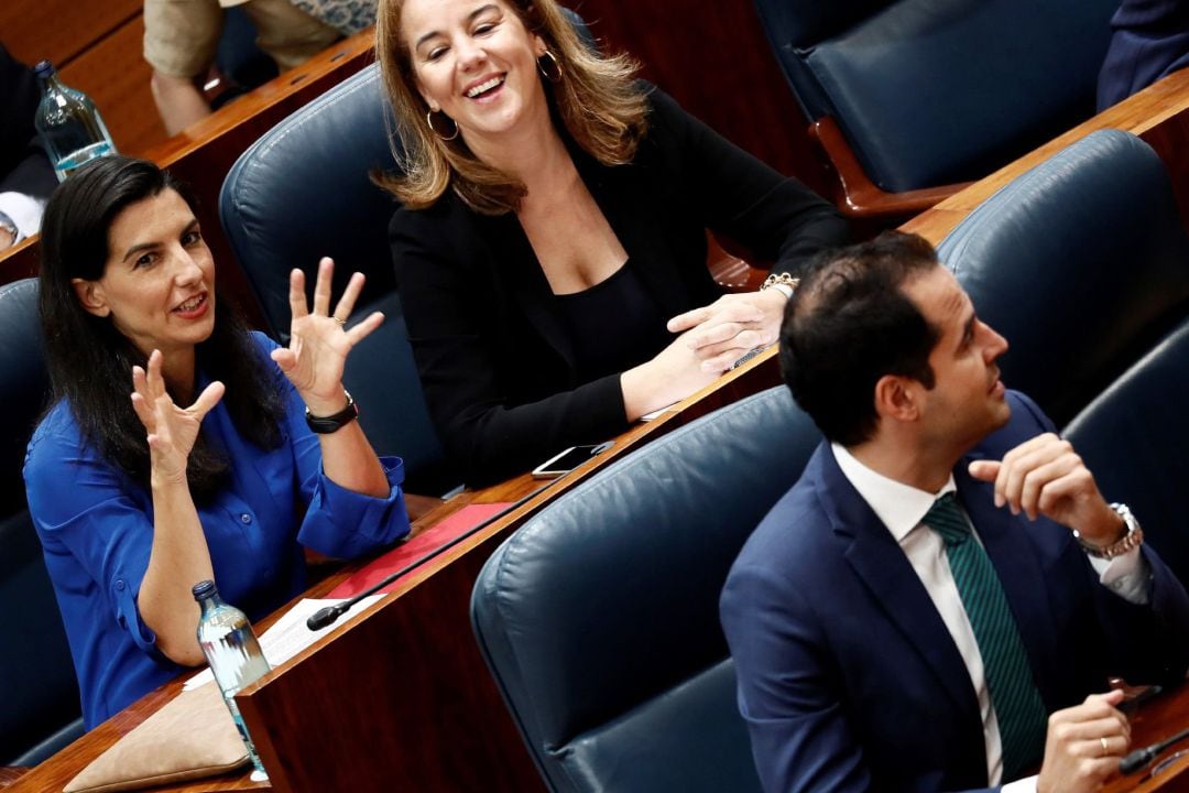 La candidata de VOX a la Presidencia de la Comunidad de Madrid, Rocío Monasterio, y el candidato de Ciudadanos Ignacio Aguado, en la Asamblea de Madrid