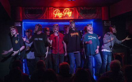 La comparsa juvenil De aquí nos despedimos canta en el homenaje de Radio Cádiz a Paco Alba en El Pay Pay