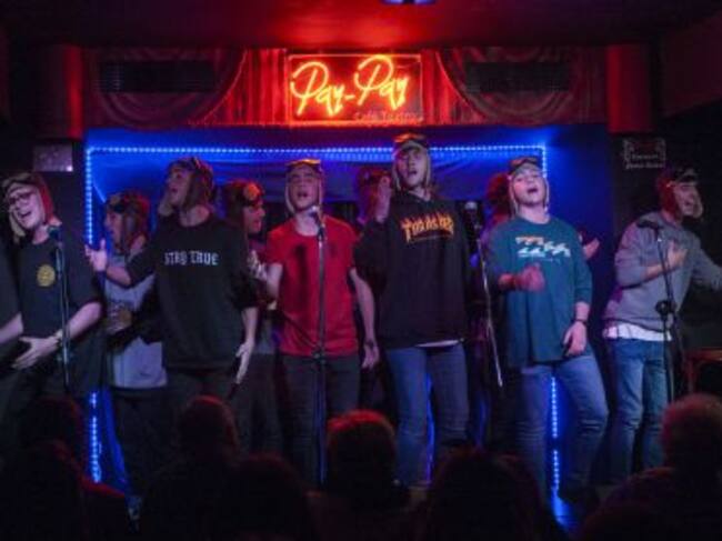 La comparsa juvenil De aquí nos despedimos canta en el homenaje de Radio Cádiz a Paco Alba en El Pay Pay