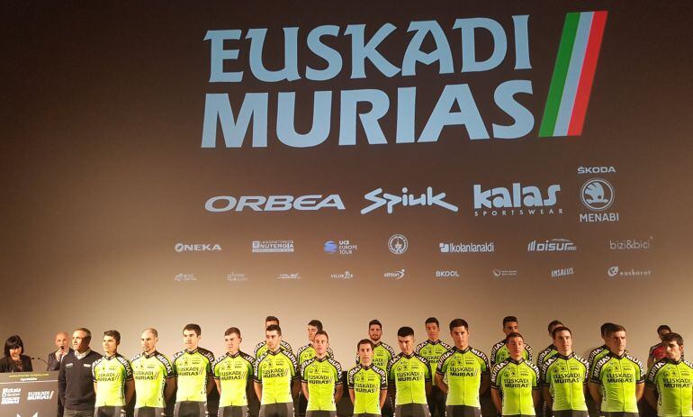 Imagen del equipo Euskadi Murias durante su presentación.