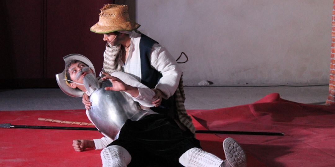 Dos actores del grupo de teatro &#039;Los mirmidones&#039; de Cuéllar, representan una escena de la obra &#039;En un lugar de las letras... Don Quijote y su vecino afamado&#039;