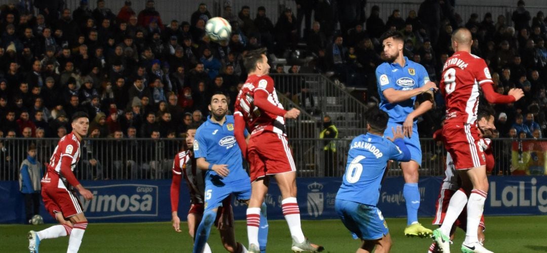 Glauder (CF Fuenlabrada) remata de cabeza ante la oposición de varios jugadores de la UD Almería.