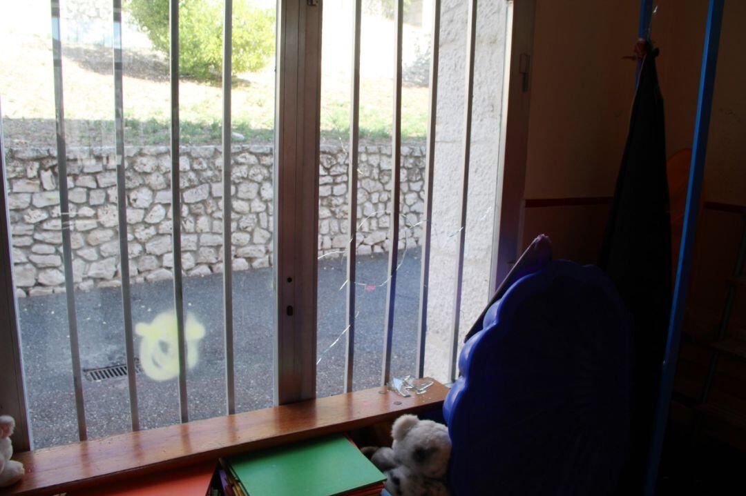 Cristales rotos en el colegio de La Villa de Cuéllar, en una imagen de archivo