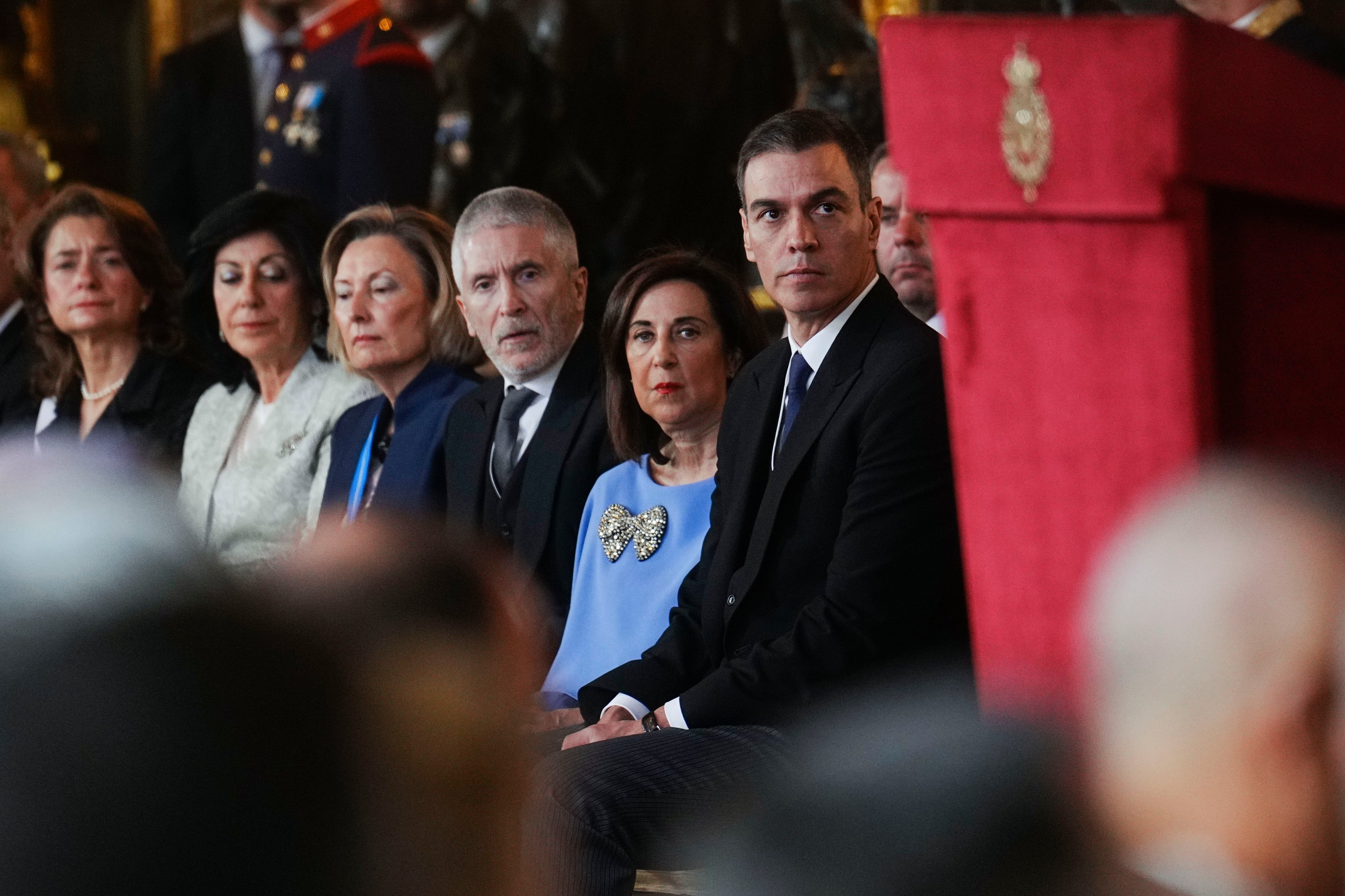 MADRID, 06/01/2024.-MADRID, 06/01/2024.-El presidente del gobierno Pedro Sánchez, la ministra de Defensa, Margarita Robles, y el ministro del Interior, Fernando Grande-Marlaska, en la recepción este sábado en el Palacio Real con motivo de la Pascua Militar.-EFE/ Borja Sanchez-Trillo POOL
