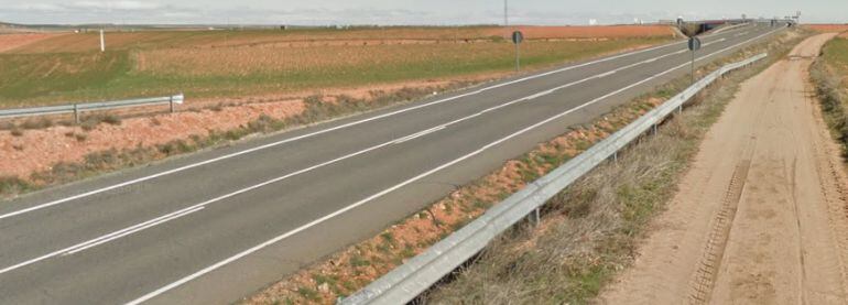 La carretera CM-410 a su paso por la localidad toledana de Mora, en dónde un hombre de 38 años ha fallecido al colisionar su furgoneta contra un camión 