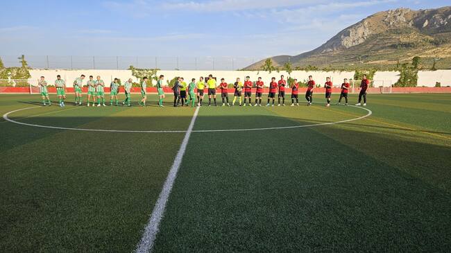 Saludo inicial entre los dos equipo y trío arbitral
