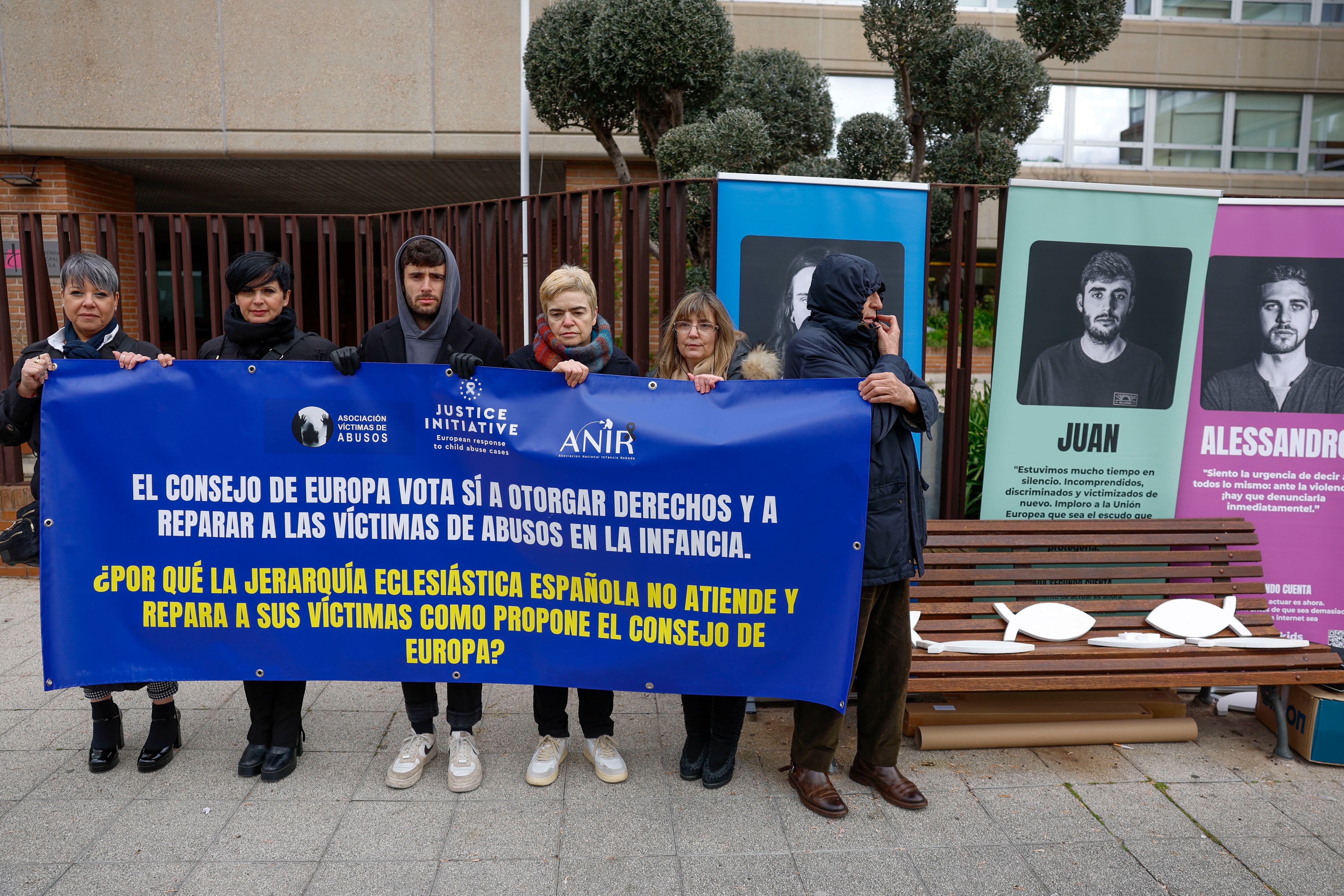 Representantes de varias asociaciones de víctimas de abusos en la Iglesia, como Infancia Robada y la Fundación Justice Initiative, en la concentración frente a la sede de la Conferencia Episcopal (CEE)