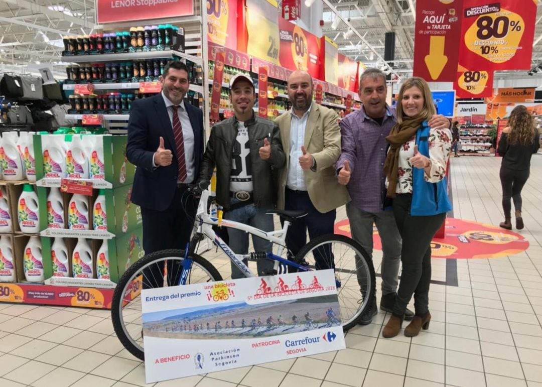 Momento de la entrega de la bicicleta en las instalaciones de Carrefour Segovia