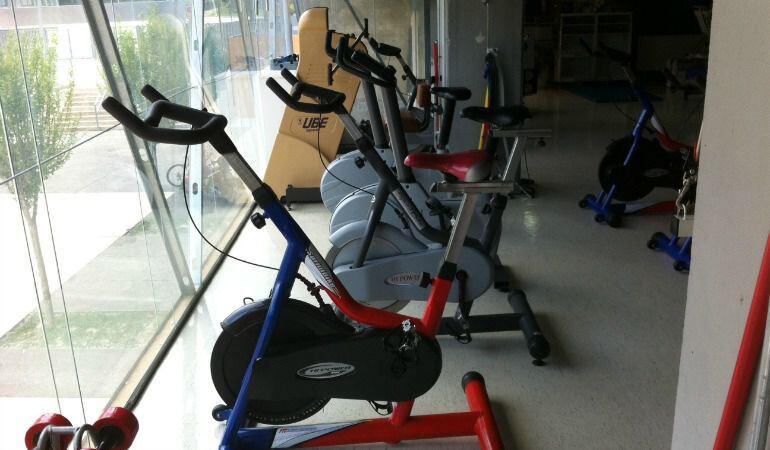 Bicicletas estáticas en un gimnasio de Vitoria.