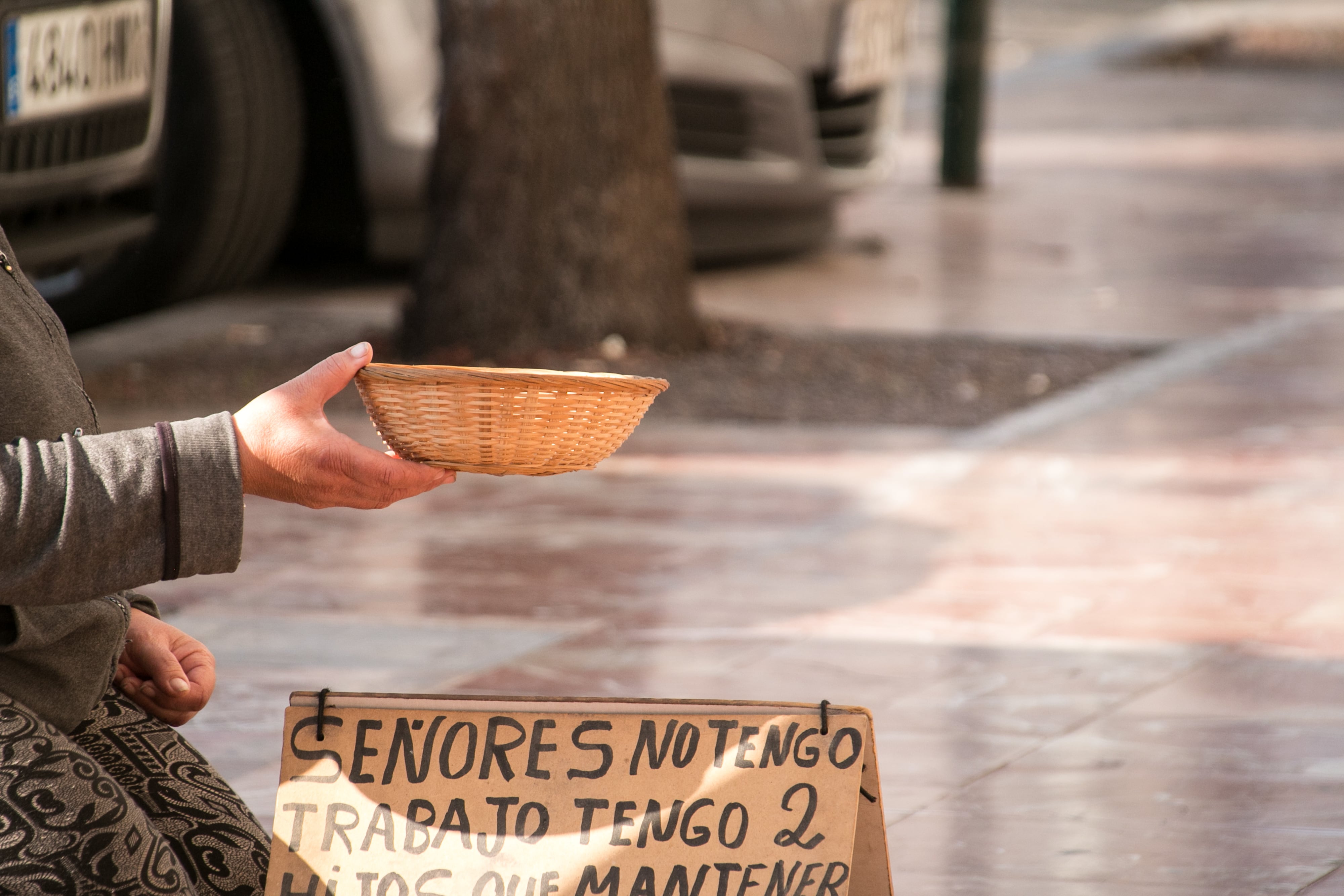 Una señora pidiendo en la calle