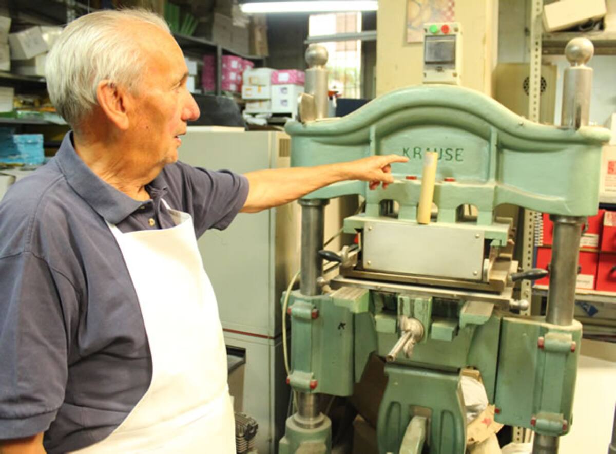 Julio enseña la maquinaria