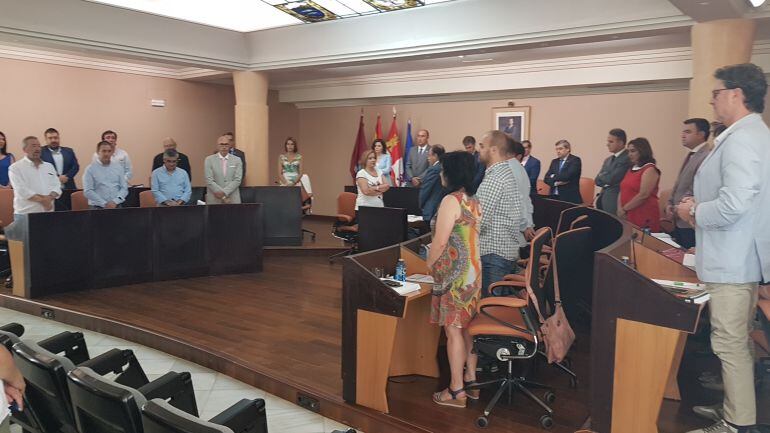 El pleno de la Diputación de Segovia guardó hoy un minuto de silencio por la última víctima de violencia de género