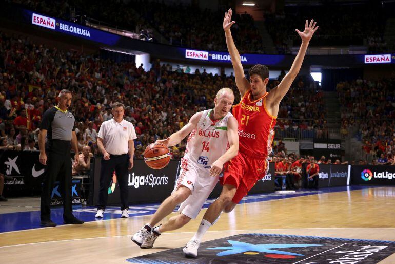 El base de Bielorrusia Aliaksandr Kudrautsau supera al alero de España Oriol Paulí, durante el partido de baloncesto en el Palacio de los Deportes 