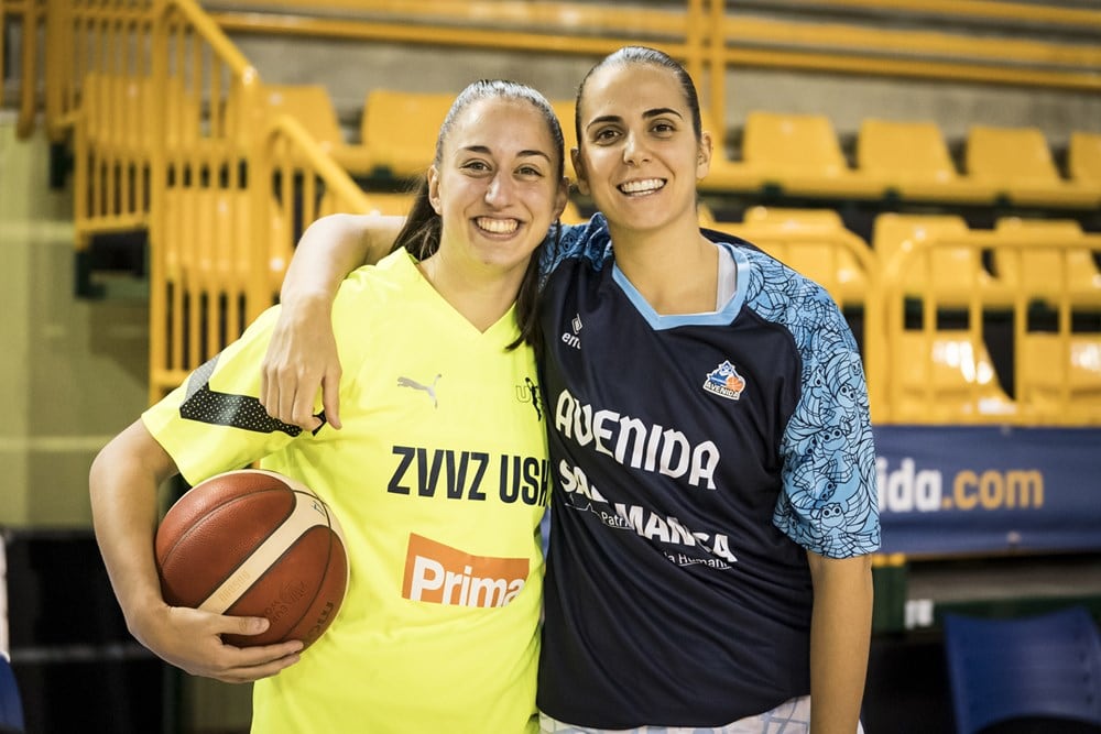 Maite Cazorla, junto a Andrea Vilaró en el pabellón de Würzburg este jueves/FIBA