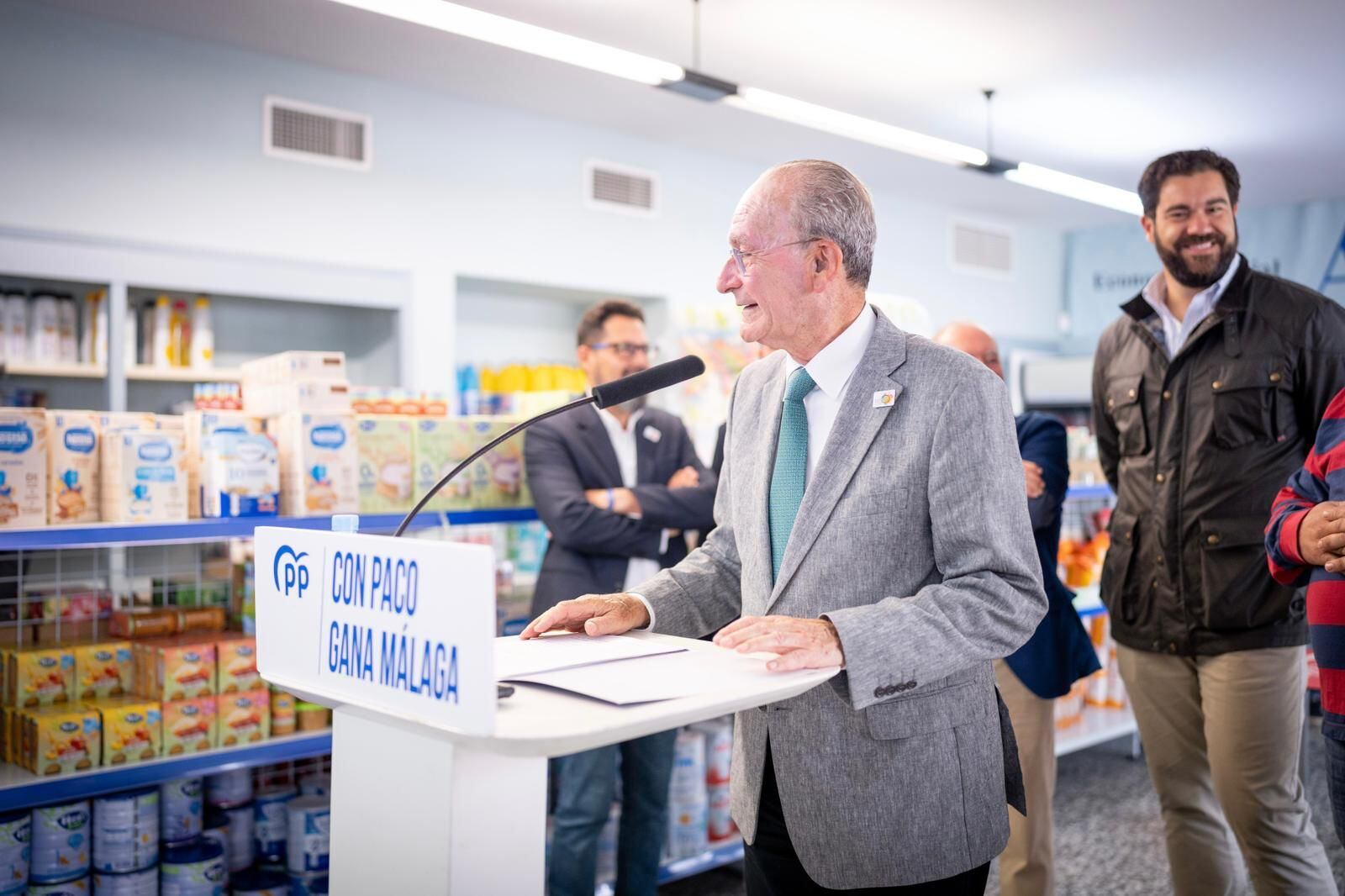 El candidato del PP a la reelección, Francisco de la Torre, en un economato