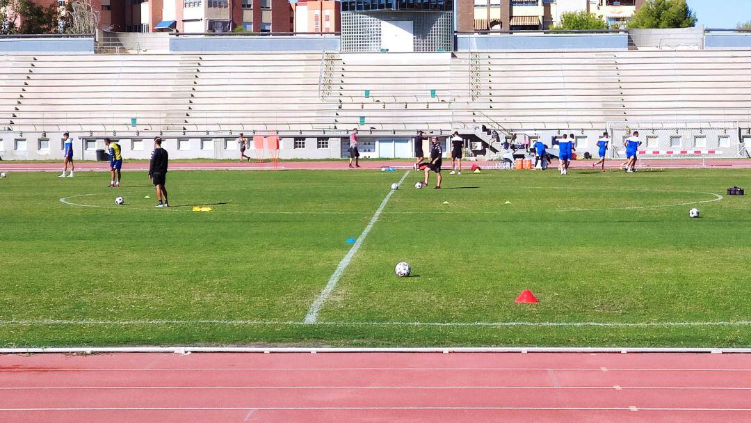 Los jugadores entrenándose, en la pista de atletismo