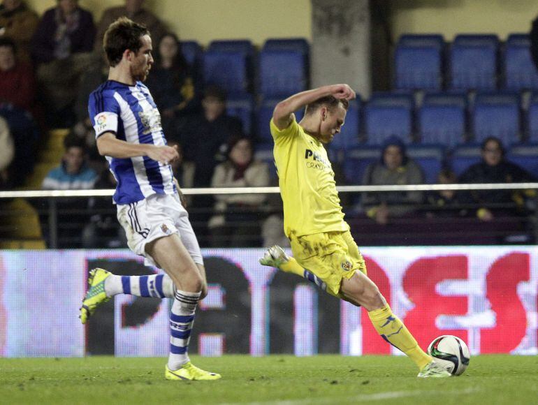 GRA311. VILLARREAL (CASTELLÓN), 07/01/2015.- El centrocampista ruso del Villarreal Danis Cheryshev (d) lanza a puerta para conseguir el gol de su equipo frente a la Real Sociedad, en el partido de ida de los octavos de final de la Copa del Rey que se disputa esta tarde en el estadio del Madrigal. EFE/Domenech Castelló