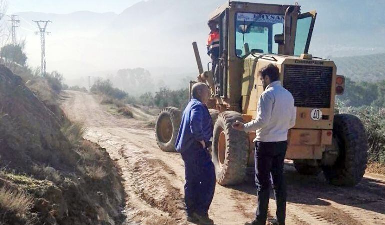 El alcalde, Juan Francisco Serrano, supervisa los trabajos