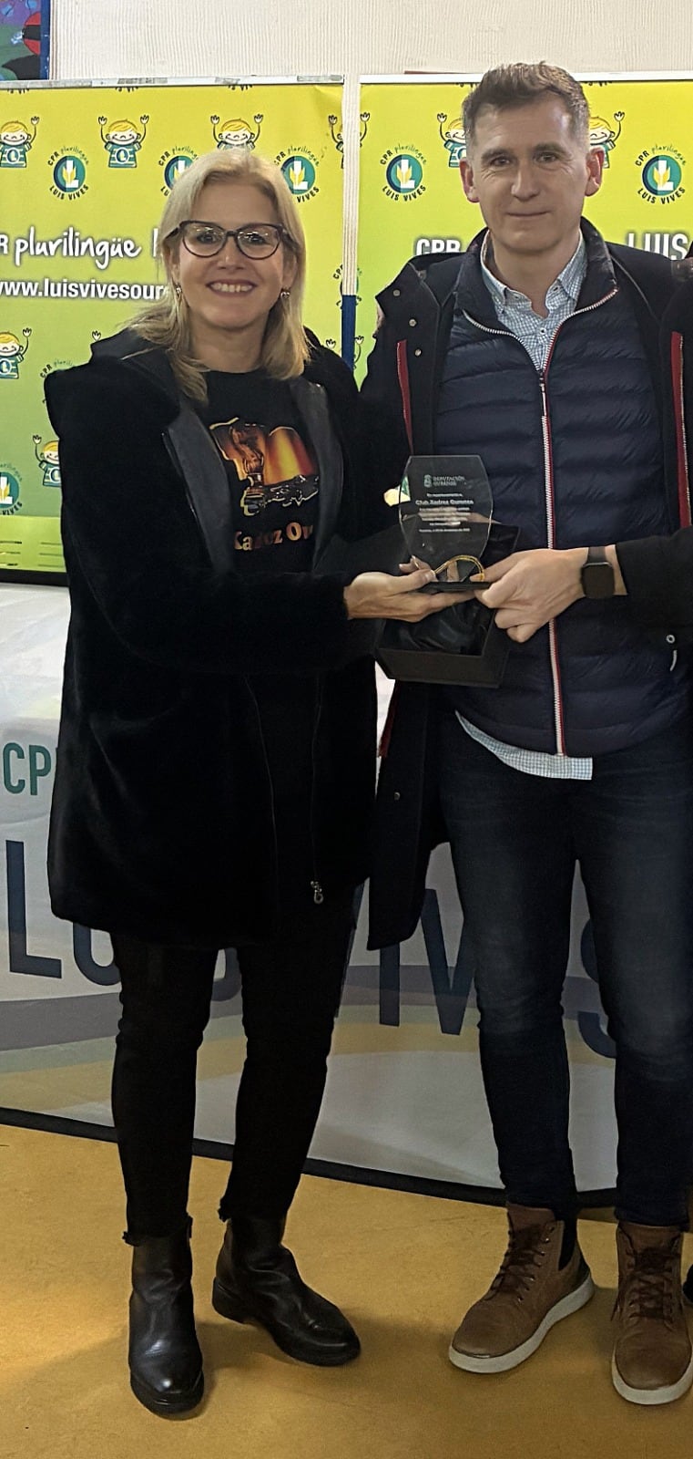 Yudania Hernández recogiendo el galardón