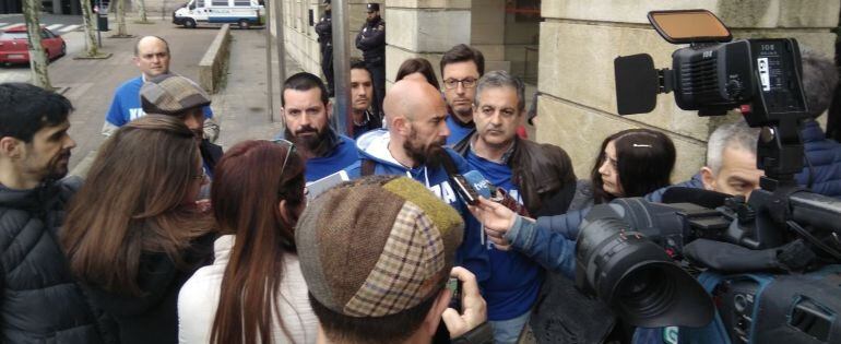 Portavoces sindicales atienden a los periodistas