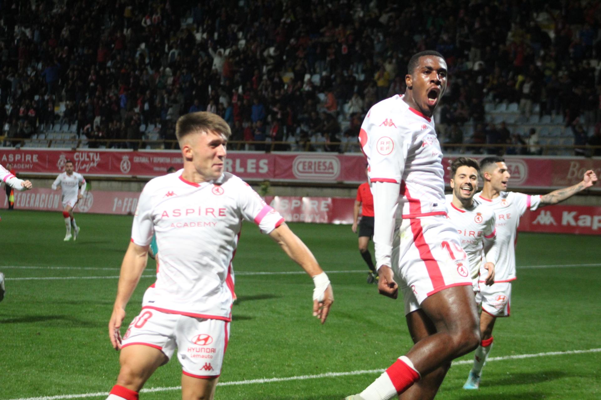 Los jugadores de la Cultural celebran el gol de Dorian / Isaac Llamazares