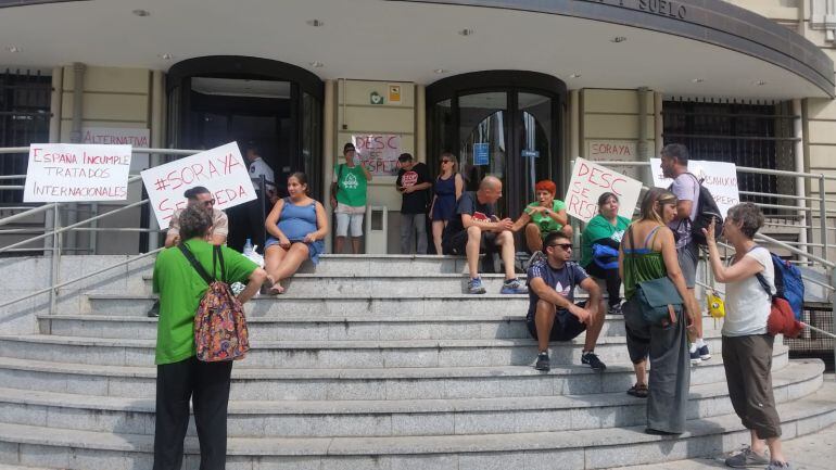 Miembros de Stop Desahucios y la PAH acompañan a Soraya a la EMVS  