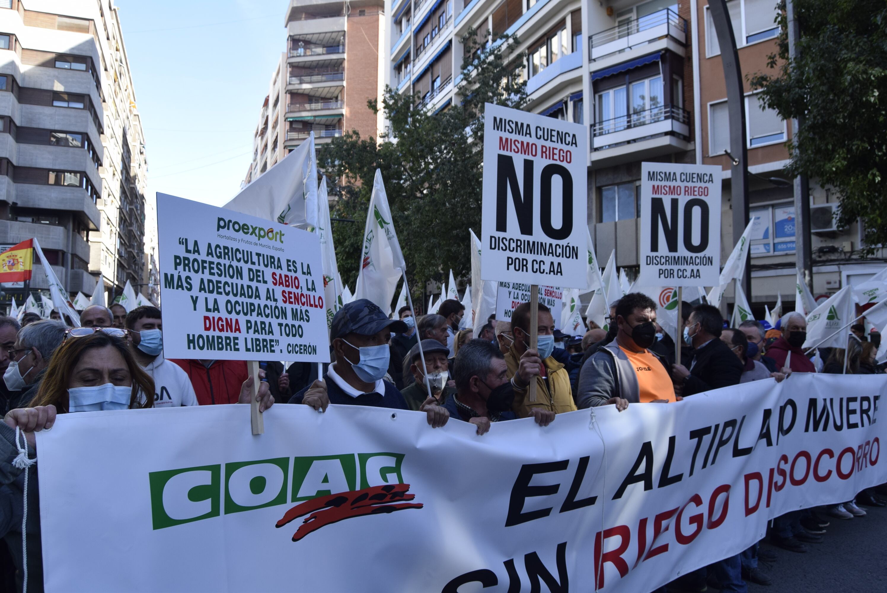 Agricultores y ganaderos de la Región de Murcia han protestado en Murcia