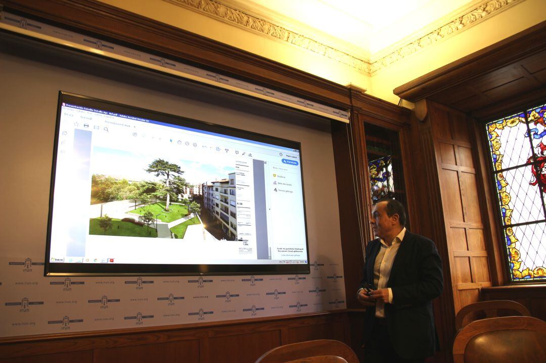 Miguel Ángel Páez presentando el Estudio de Detalle del ámbito de Fermín Calbetón. 