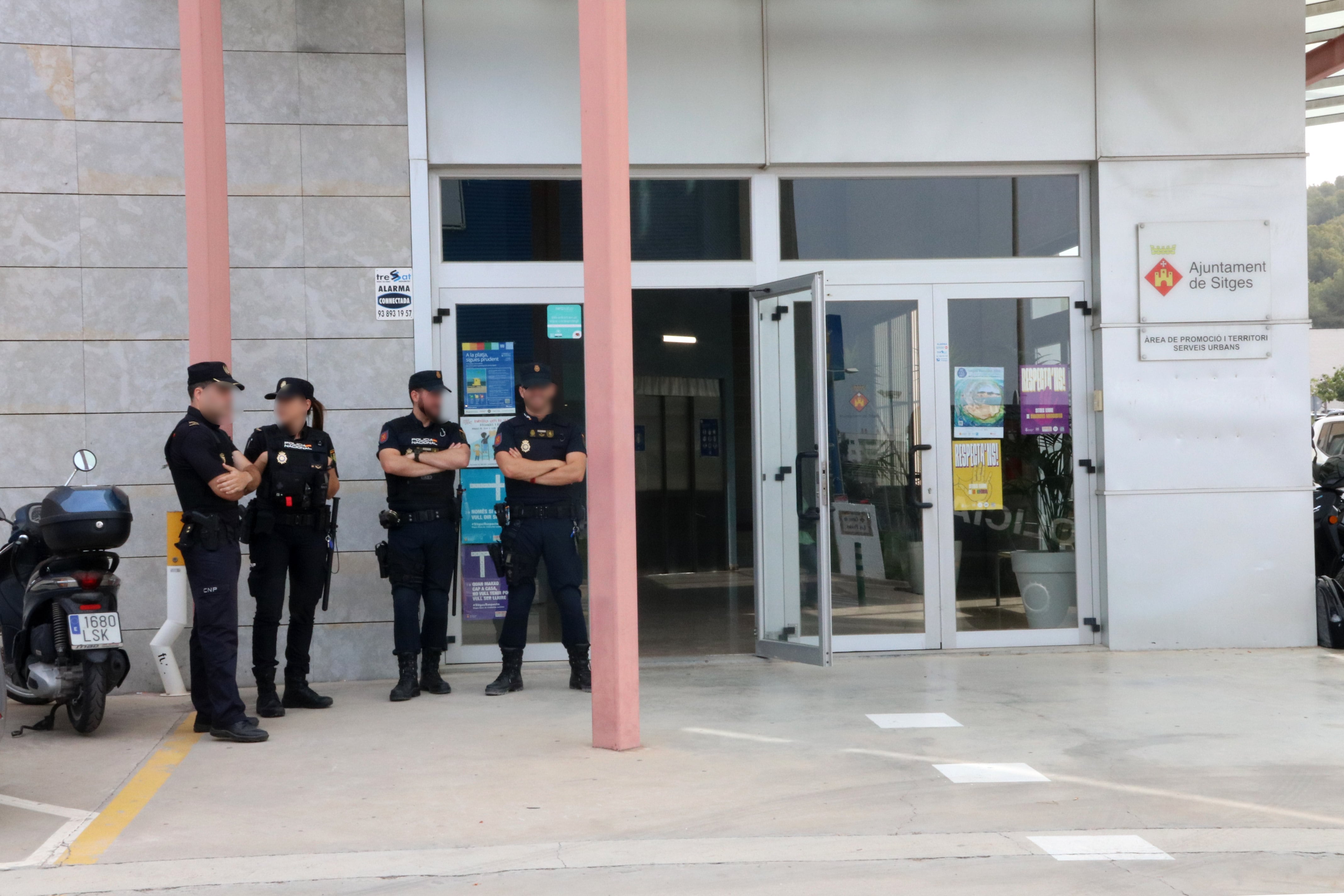 Agentes de la Policía Nacional frente a las dependencias municipales de Sitges