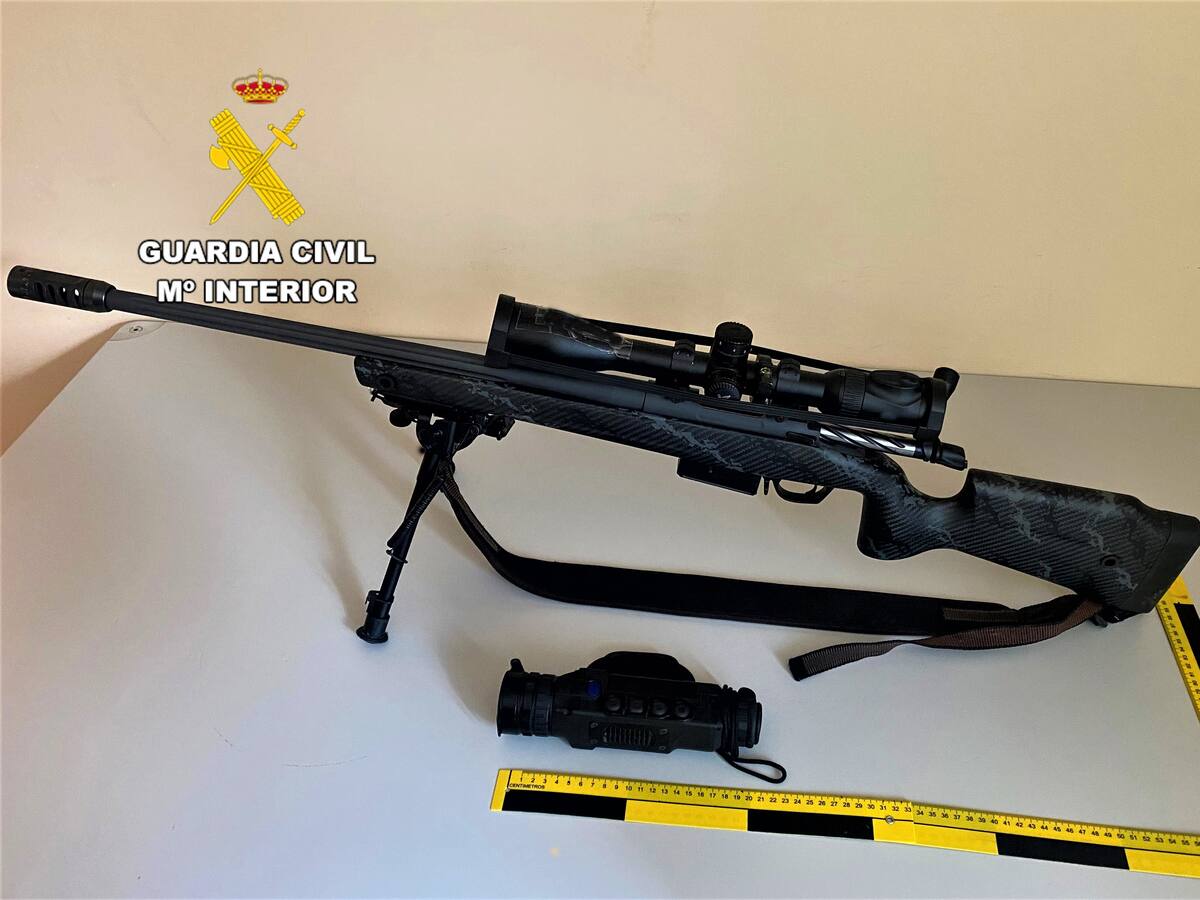 Identifican a una persona conduciendo sin haber obtenido nunca el permiso para ello y portando material prohibido de caza