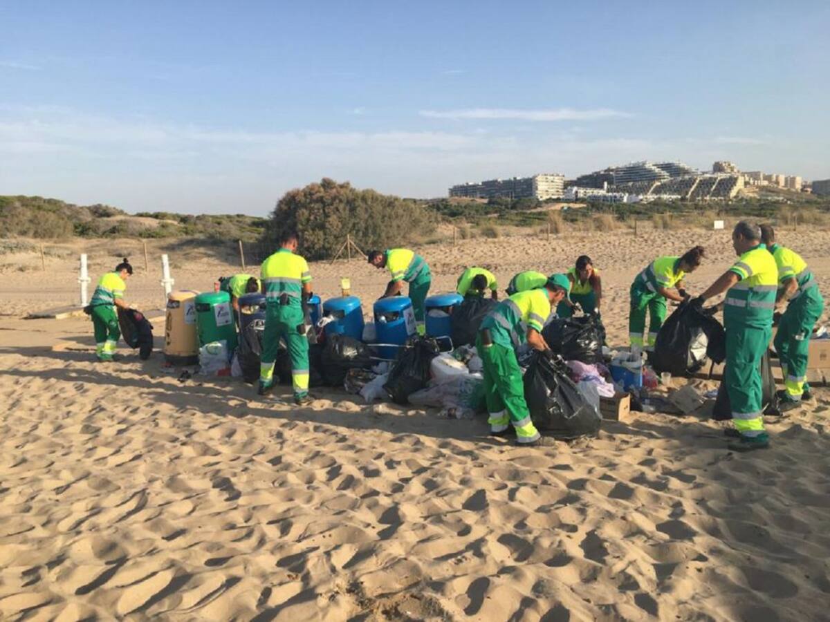 El servicio de Limpieza recoge unas 12 toneladas de basura en la noche de San Juan
