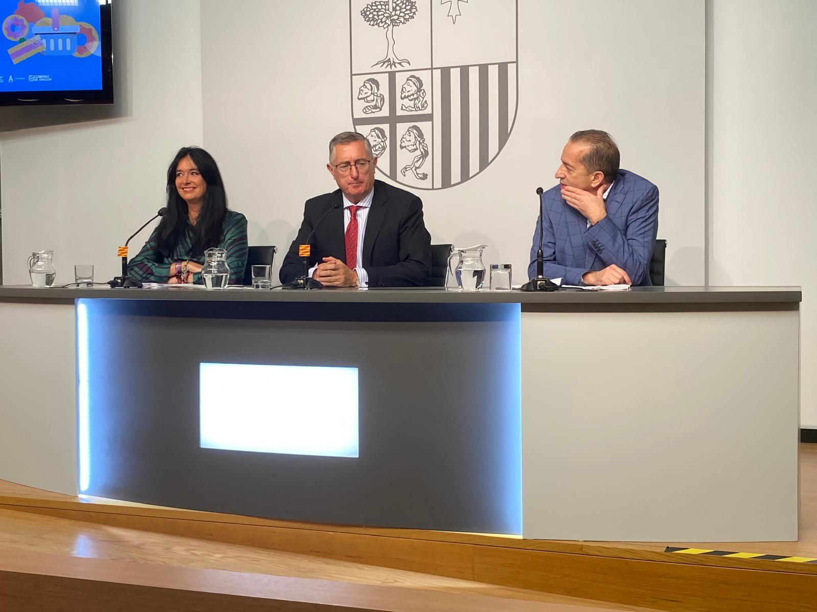 Lorena Orduna, Manuel Blasco y Jesús Tolosana, en la presentación de la Feria del Dulce de Huesca