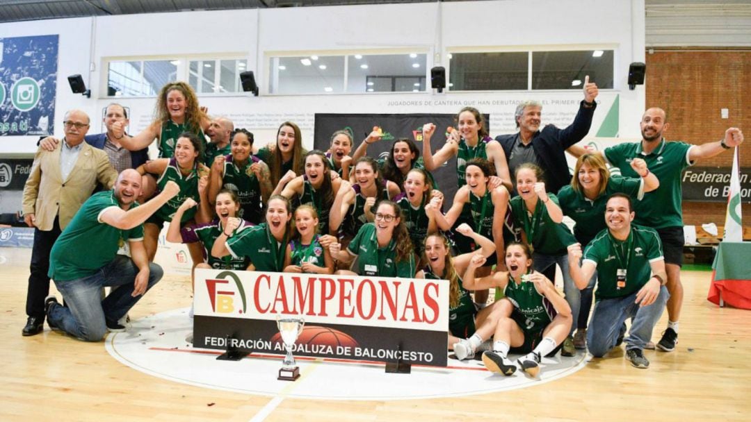 El Unicaja femenino celebró el ascenso a Liga Femenina 2 en el parqué de Los Guindos