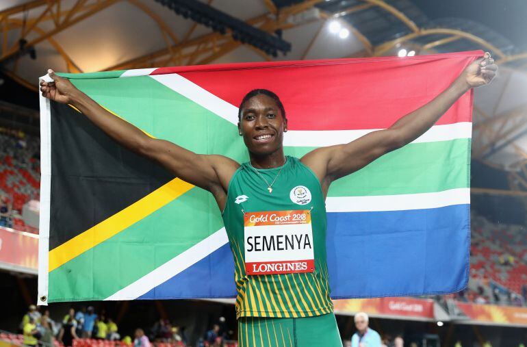 Semenya celebra una victoria con la bandera de Sudáfrica