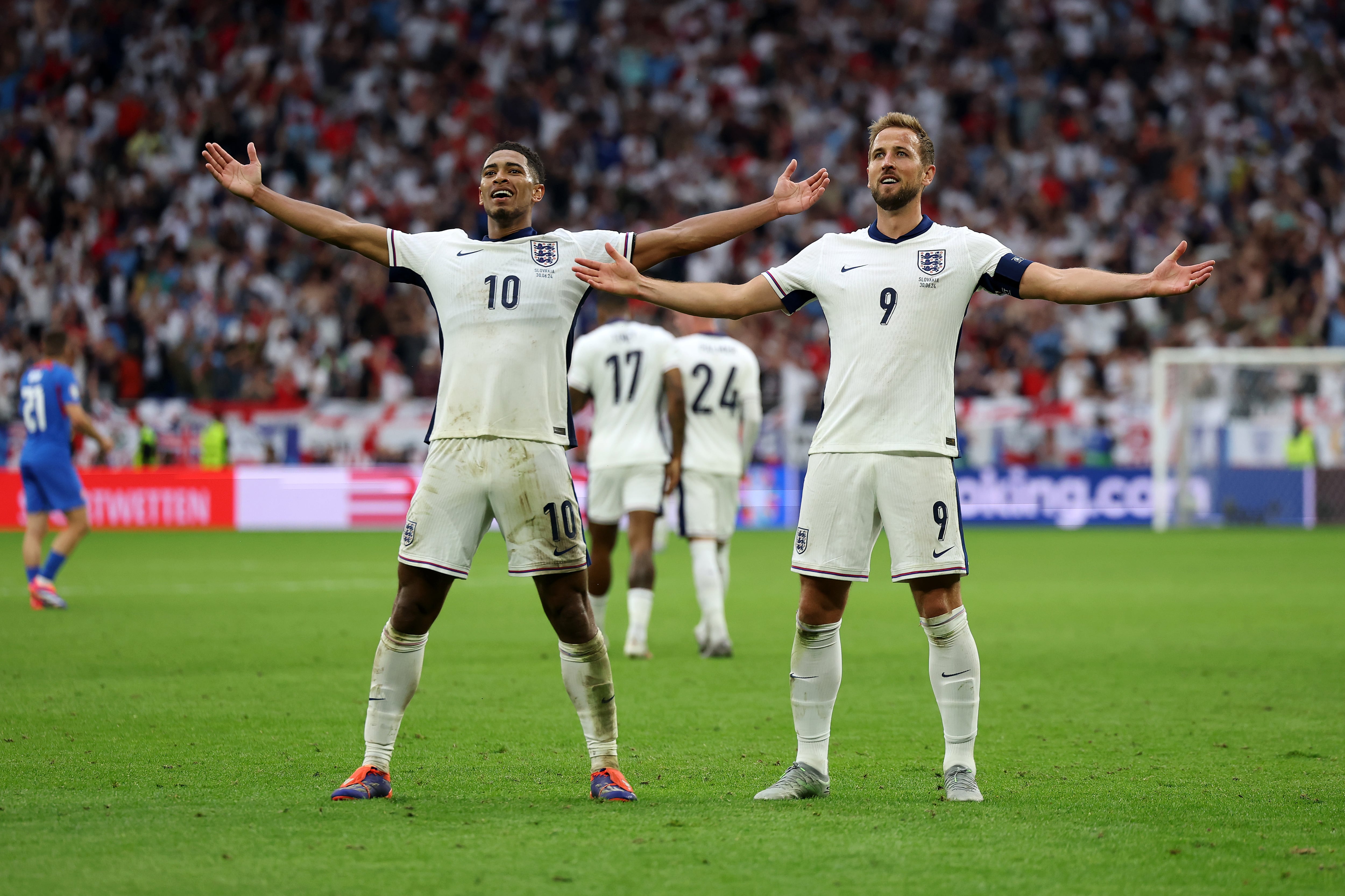 Jude Bellingham y Harry Kane celebran el gol del empate para Inglaterra