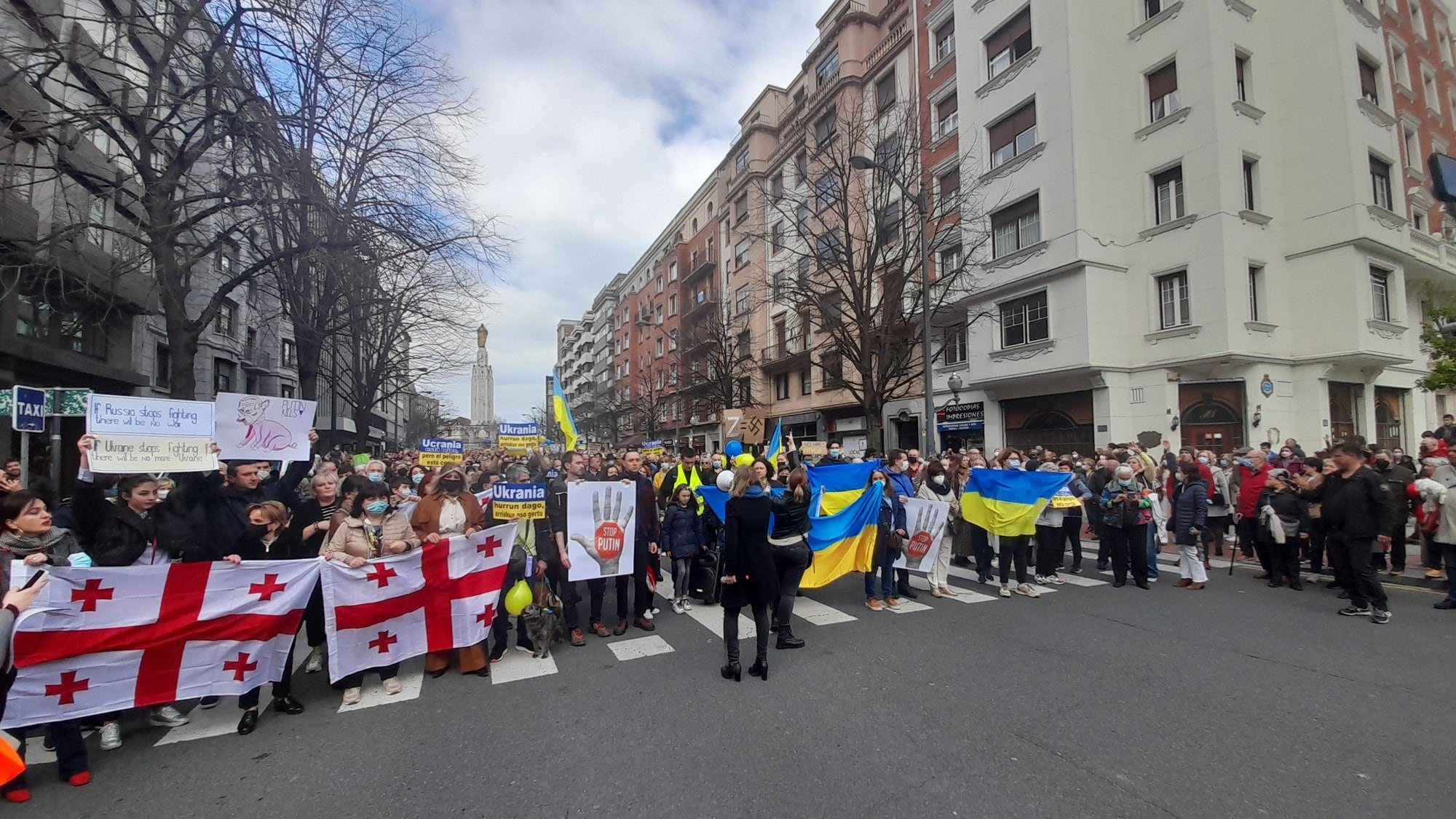 Miles de personas se manifiestan en Euskadi para reclamar la paz en Ucrania y mostrar su rechazo a la invasión rusa.