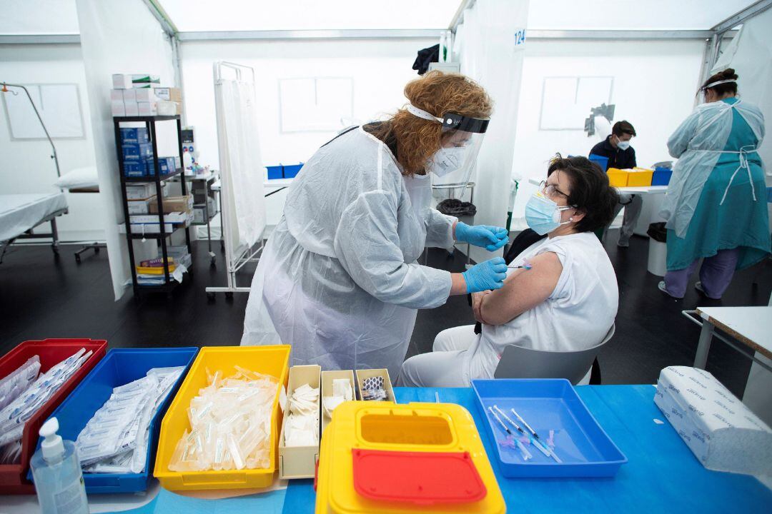 Sanitarios se vacunan en un centro hospitalario.
