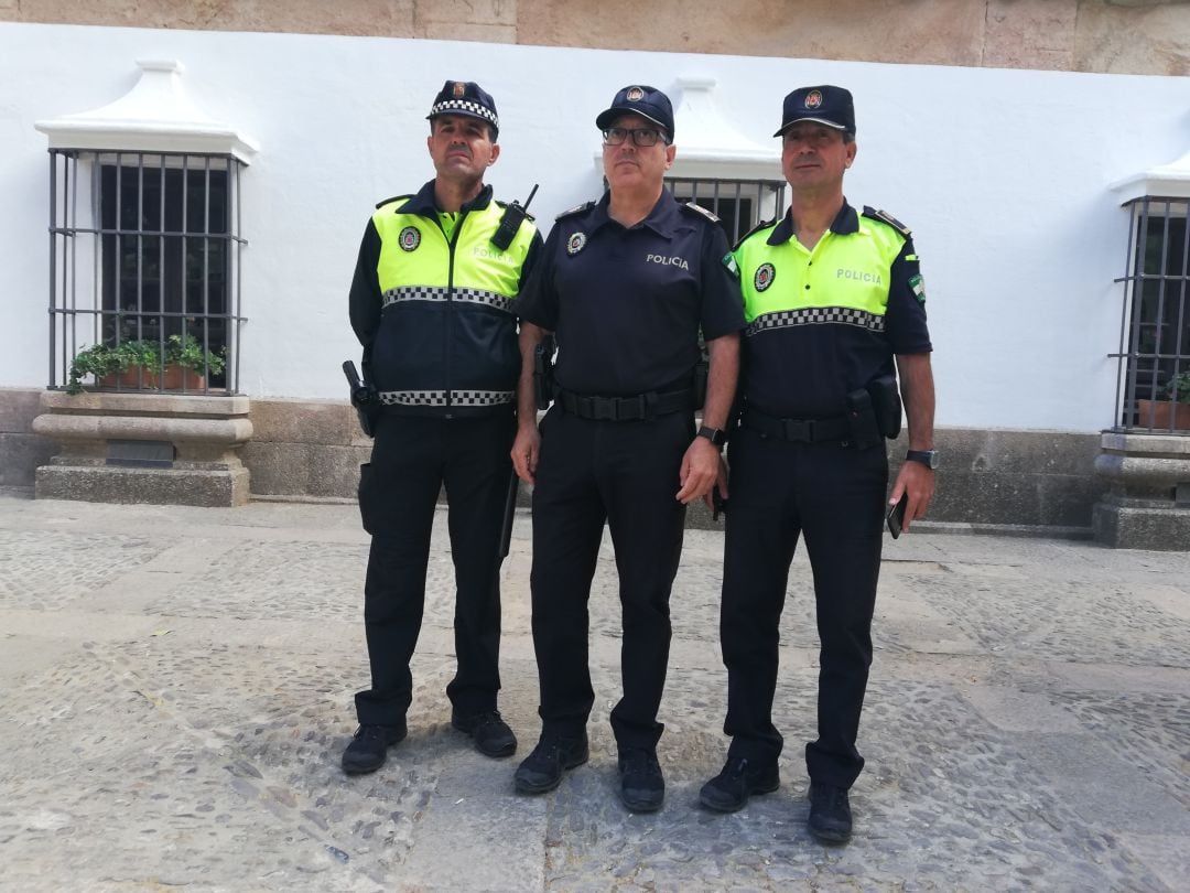 Los agentes que han encontrado al desaparecido junto al Jefe de la Policía Local de Ronda, Miguel Ángel Aranda