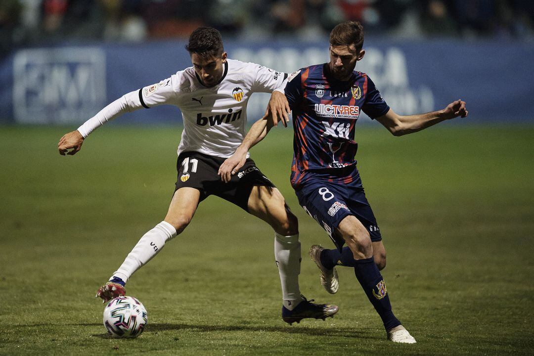 Rubén Sobrino, ante el Yeclano.